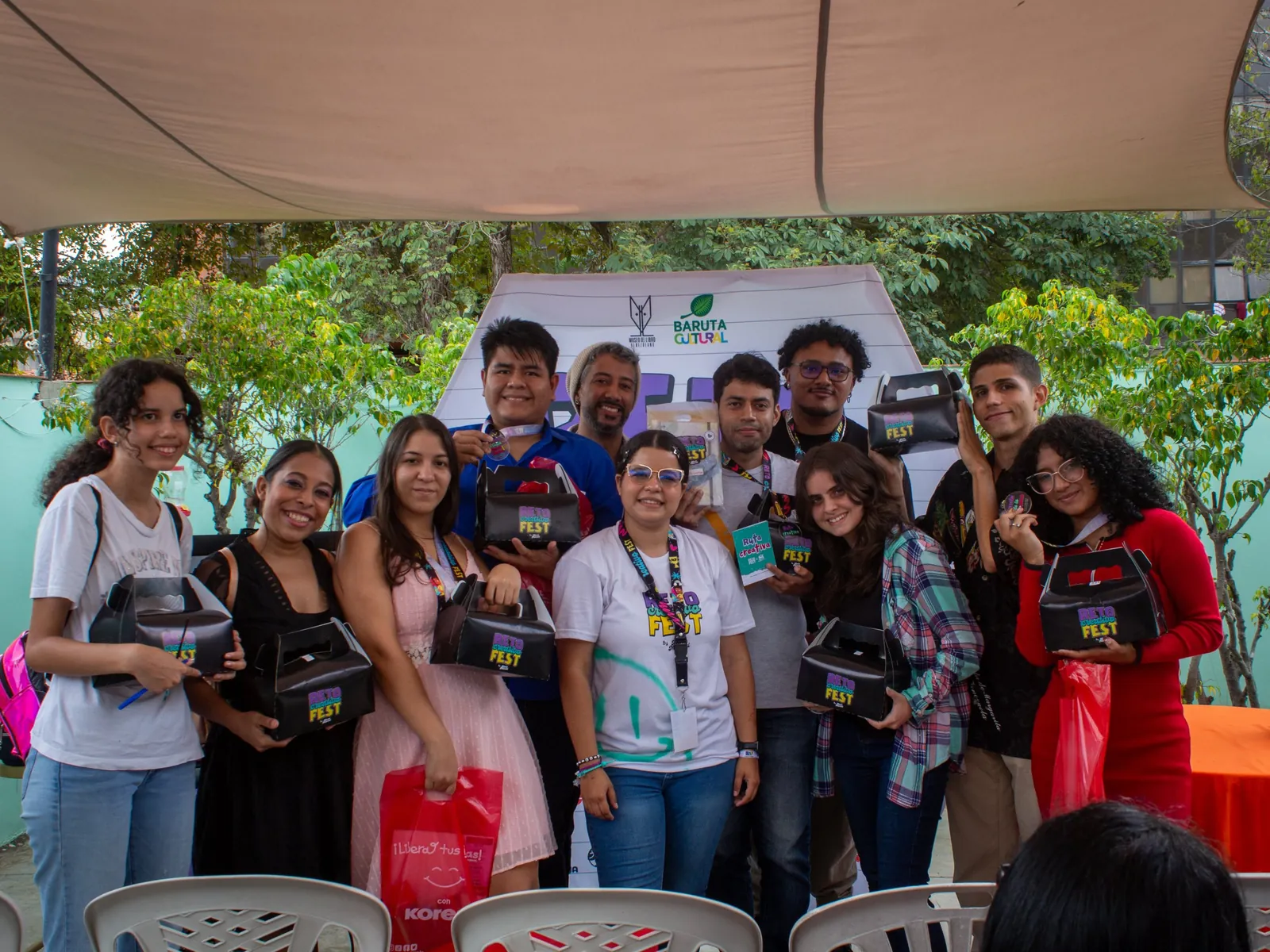 Ganadores del #RetoMenteMilenial con sus premios en el Reto Creativo Fest